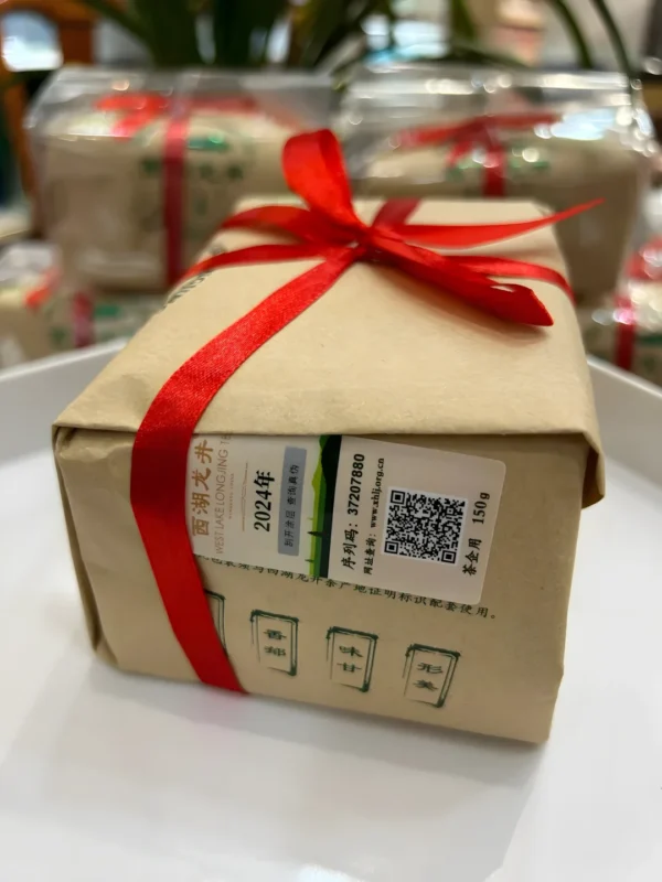 Premium organic Dragon Well tea in sustainable materials, perfect for gifting and promoting a mindful lifestyle.