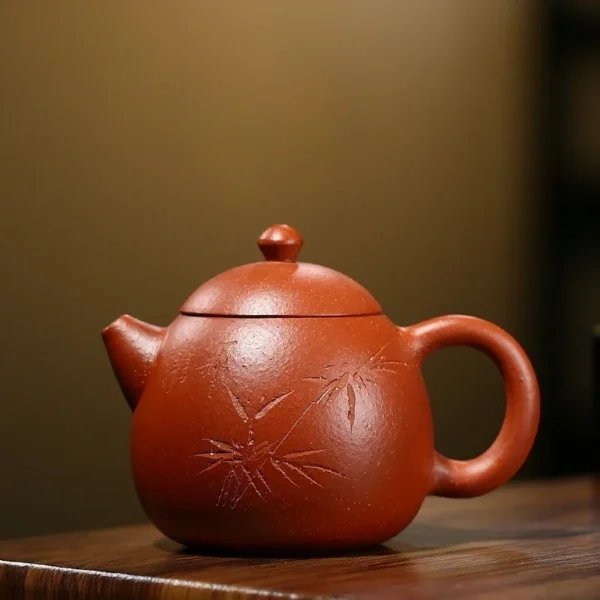 Discover the purple clay teapot for tea brewing with bamboo engravings, recommended for aromatic tea brewing and tea lovers.