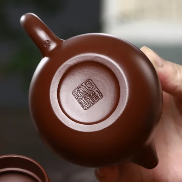 Ear-shaped handle with an elegant design, comfortable to hold and perfectly fitting the palm, enhancing the tea-drinking experience
